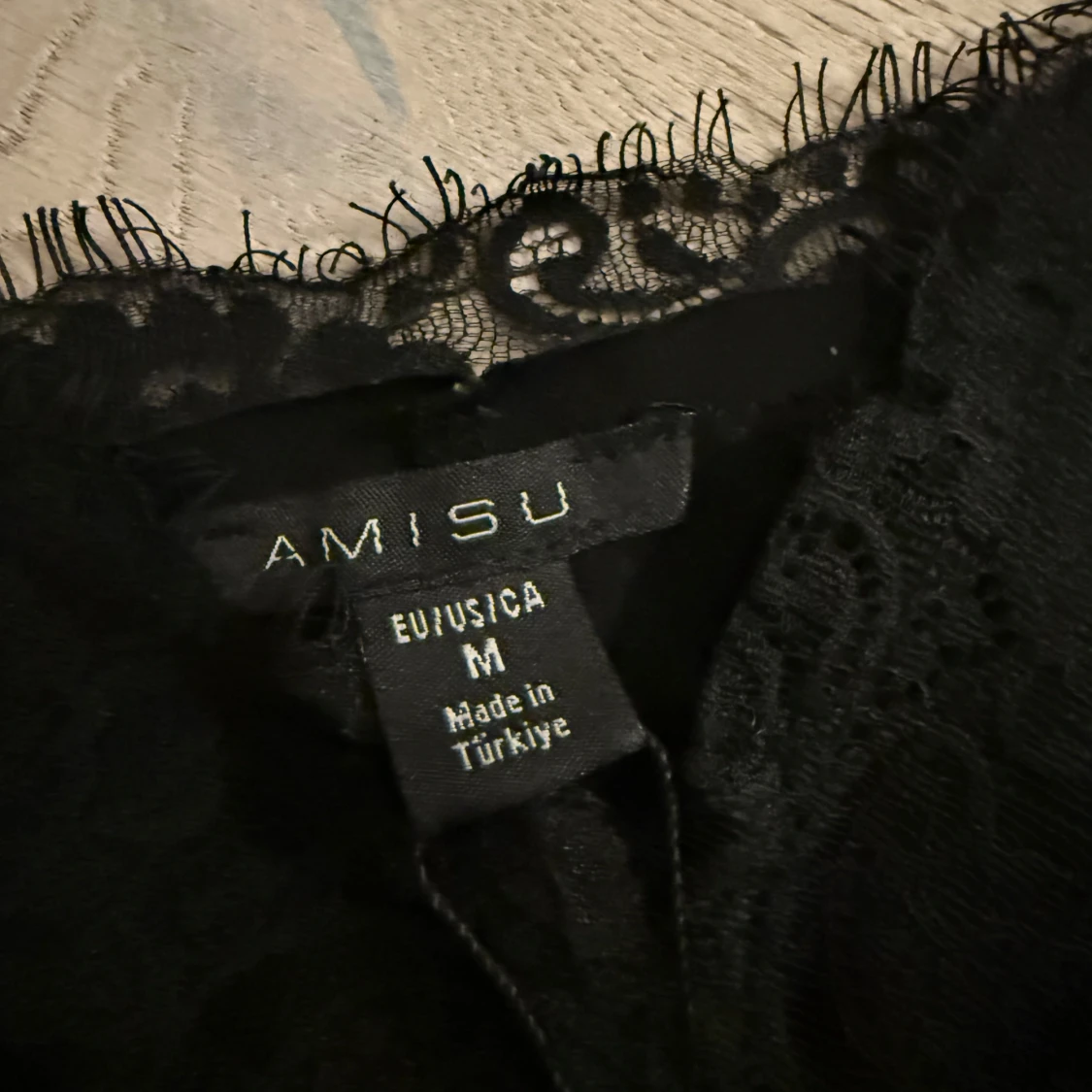 Svart linnetopp med spets från Amisu - 2