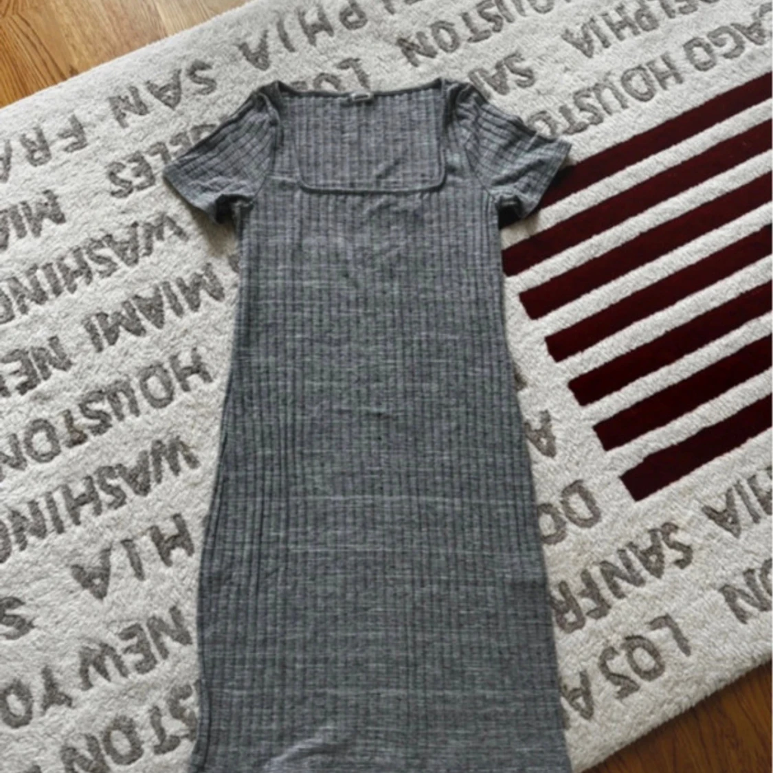 Grå ribbad kortklänning från Pimkie