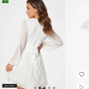 Vit kort klänning med v-ringning🤍 - Säljer en vit kort klänning med v-ringad hals och långa, transparenta ärmar. Den är nästan oanvänd men är sönder i dragkedjan - så är man bra på att laga en dragkedja så är de toppen, därav priset🤍