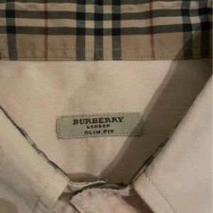 Burberry ljusrosa skjorta - Rosa burberry skjorta i storlek 42, L  Skicka vid frågor   #y2k #grisch #burberry #burberrylondon #finkläder #kostym #rosa