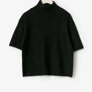 Svart stickad polotröja Gina Tricot - svart stickad polotröja från Gina Tricot  Tröjan har korta ärmar, hög krage  storlek s aldrig använd