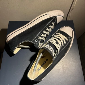 Converse Skor - Tja, säljer ett par Converse. Skick 8/10. Storlek 44. Nypris 1500, mitt pris 379. 