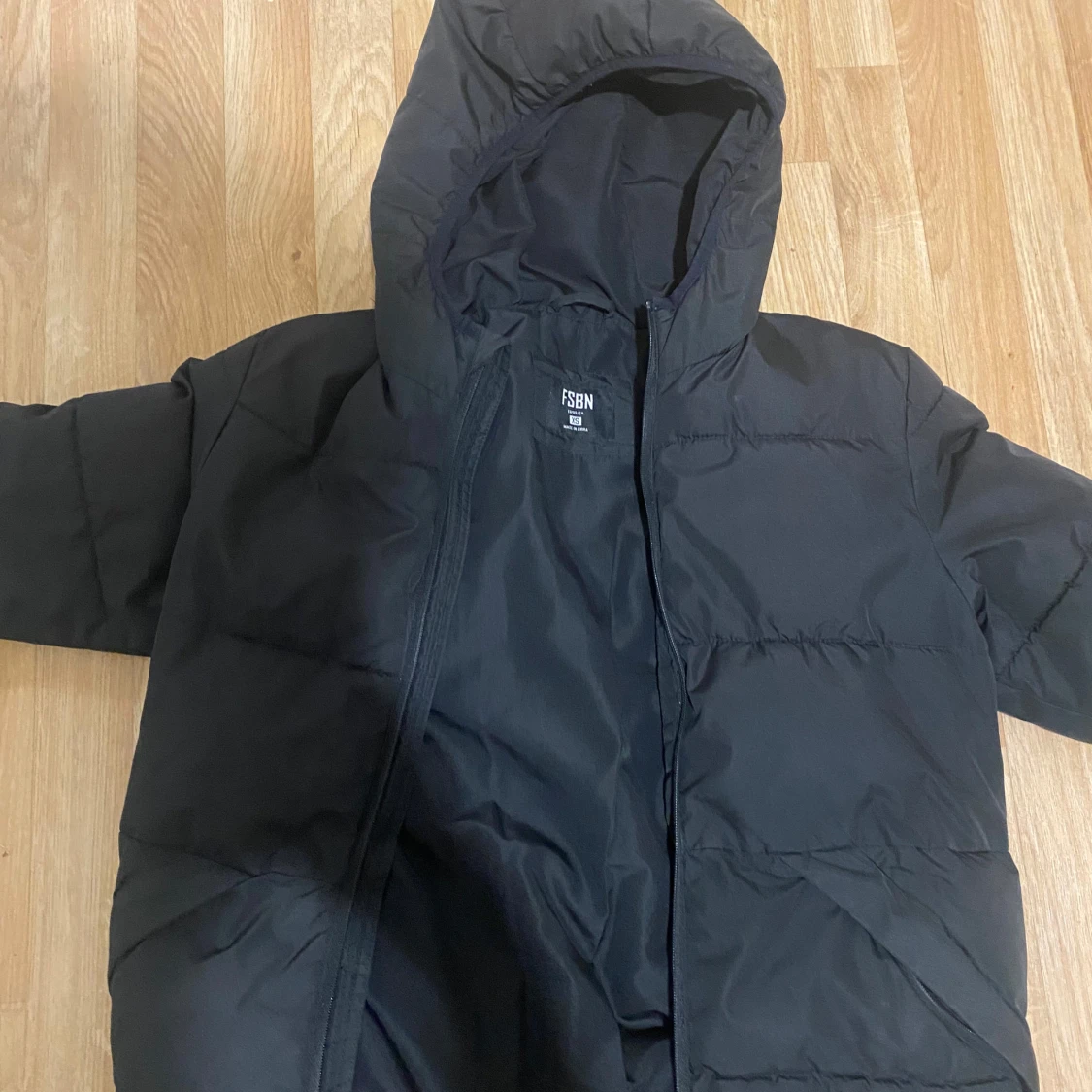 Svart pufferjacka från FSBN med huva