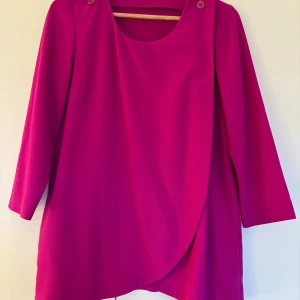 Cerise omlottkavaj från Rodebjer - Snygg cerise omlottkavaj från Rodebjer med trekvartsärm. Perfekt skick!