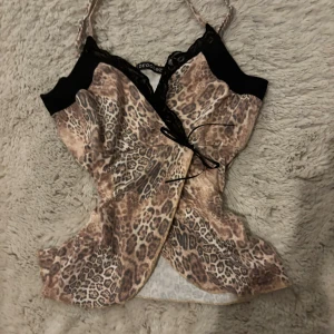 Gyaru 2000’s stil leopard print linne från Brooker - Storlek S