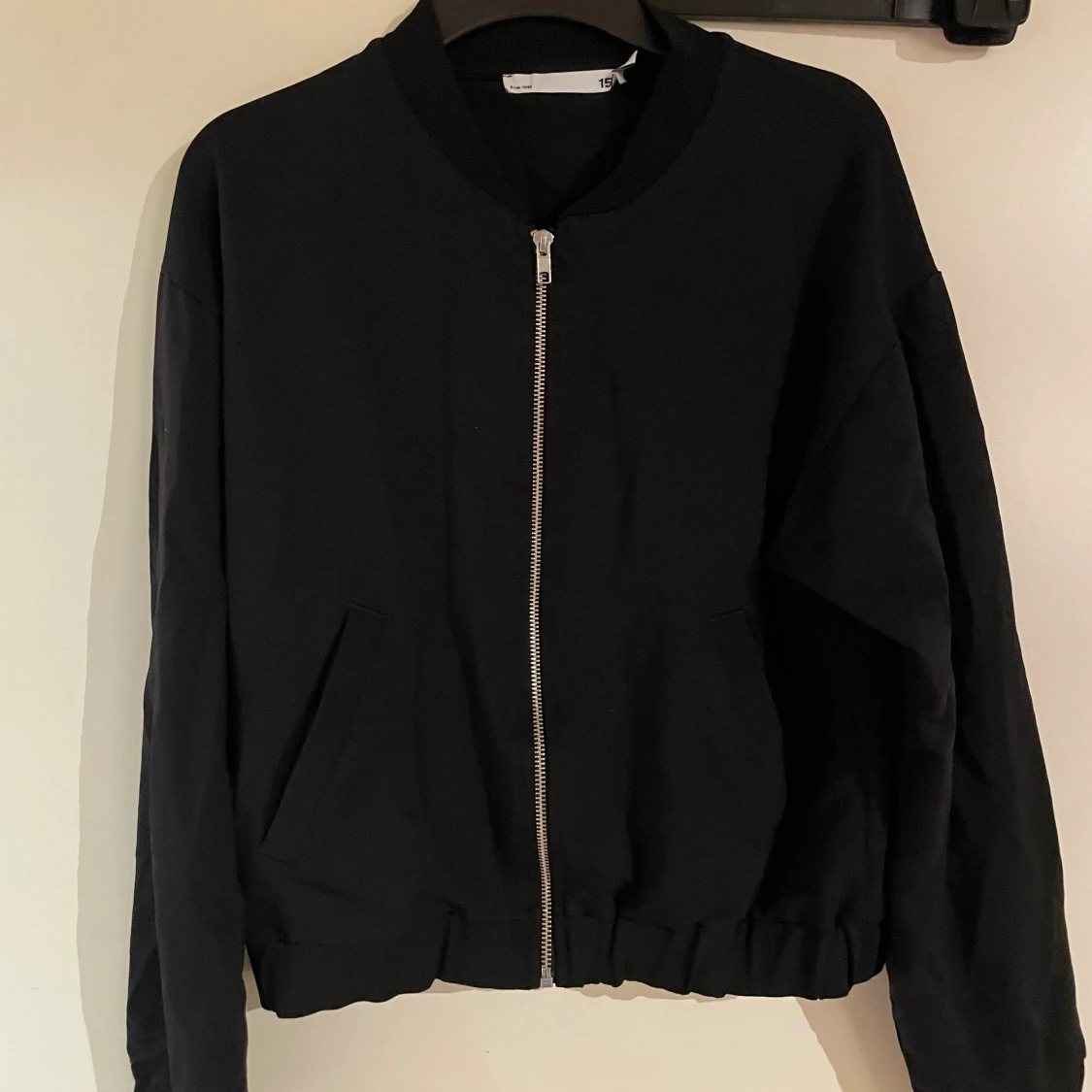 Svart bomberjacka från 157