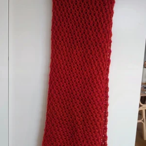 Halsduk Indiska röd/orange, ny! - En helt ny halsduk från Indiska. Längd: 215 cm, bredd: 25 cm.  Perfekt till vintern!