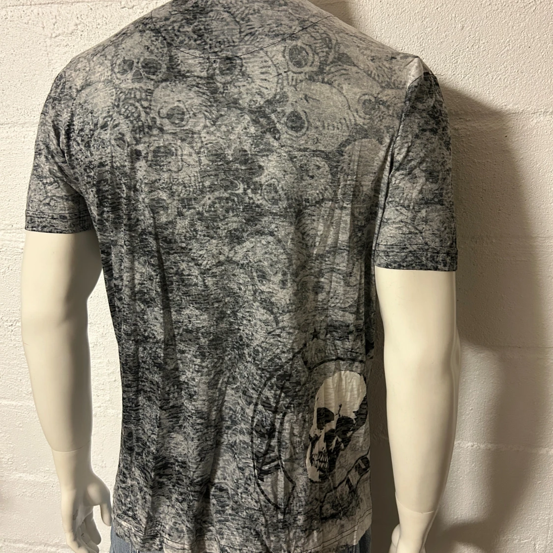 T-shirt Metal saints storlek XL. Svarta små nitar på. - 1