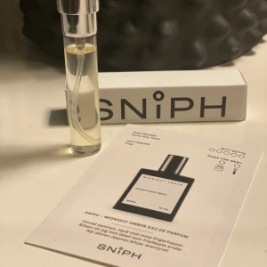 Sniph Midnight Amber EdP 8ml - Sniph Midnight Amber Eau de Parfum i smidig 8 ml sprayflaska. Endast testas. Doftnoter: kanel, kola, tobak. 