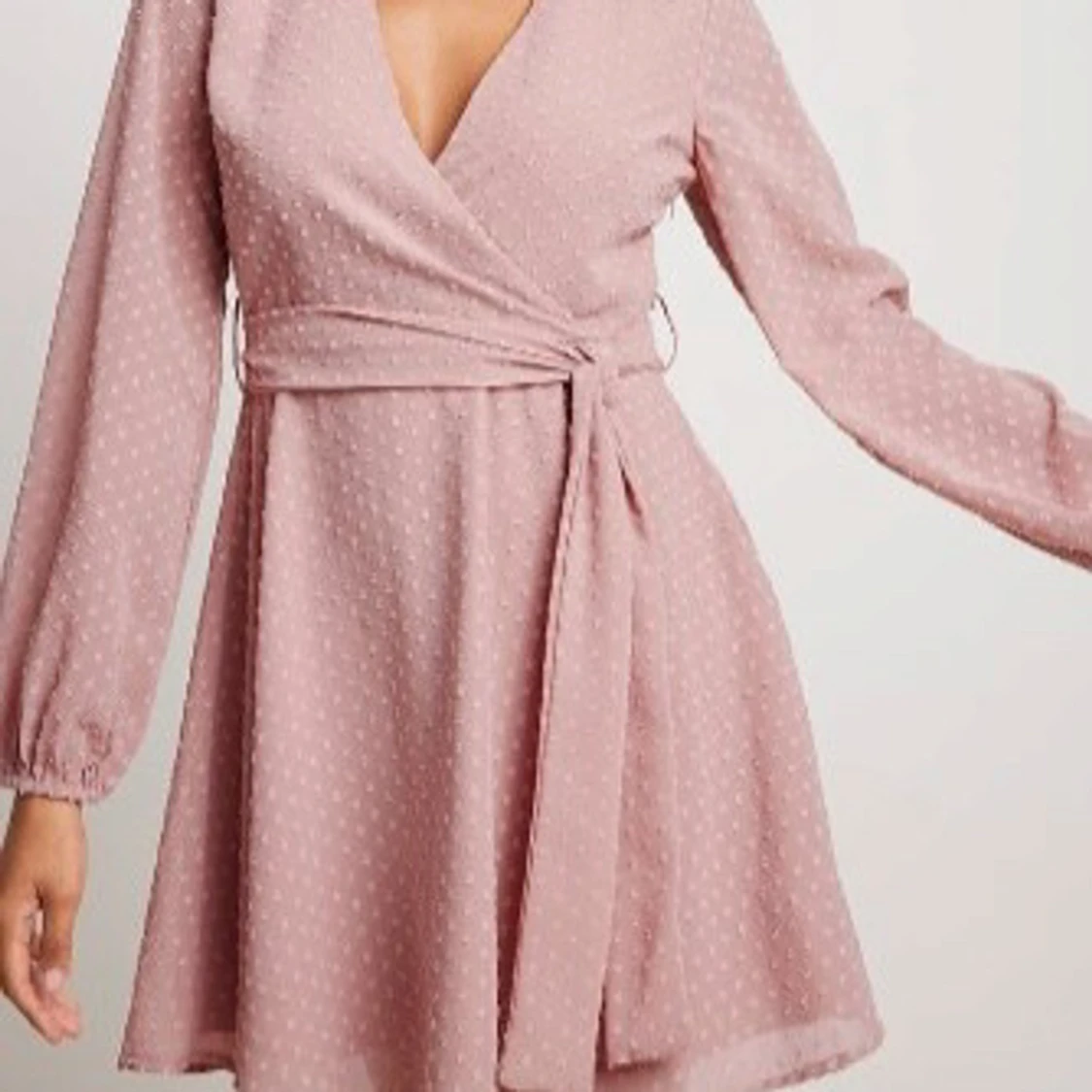 Rosa klänning med prickar. 