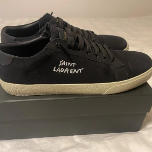 Saint Laurent skor svart. - Tja! Säljer dessa tvärfeta YSL (Saint Laurent) skorna i storlek 43. Relativt lite slitningar, endast använda 5-10 gånger försiktigt. Väl omhändertagna. Som ni ser har sulan lite-inget slitage. Box, skopåse kort medkommer. Storlek 44 men sitter som 43/44. Hör av er vid frågor och pris kan diskuteras vid snabb affär då jag vill bli av med dessa asap! /TAresell