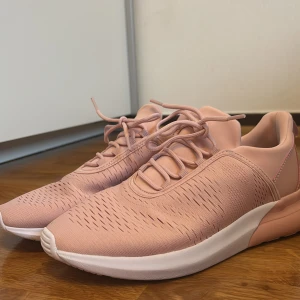 Ljusrosa sneakers från SPME, strl 39 - Säljer ett par snygga ljusrosa sneakers från SPME i storlek 39. Skorna har en modern design med ventilerande textil, vita sulor och matchande snörning. Perfekta för dig som gillar sportig och stilren look. Modellen heter FLY SNK W.