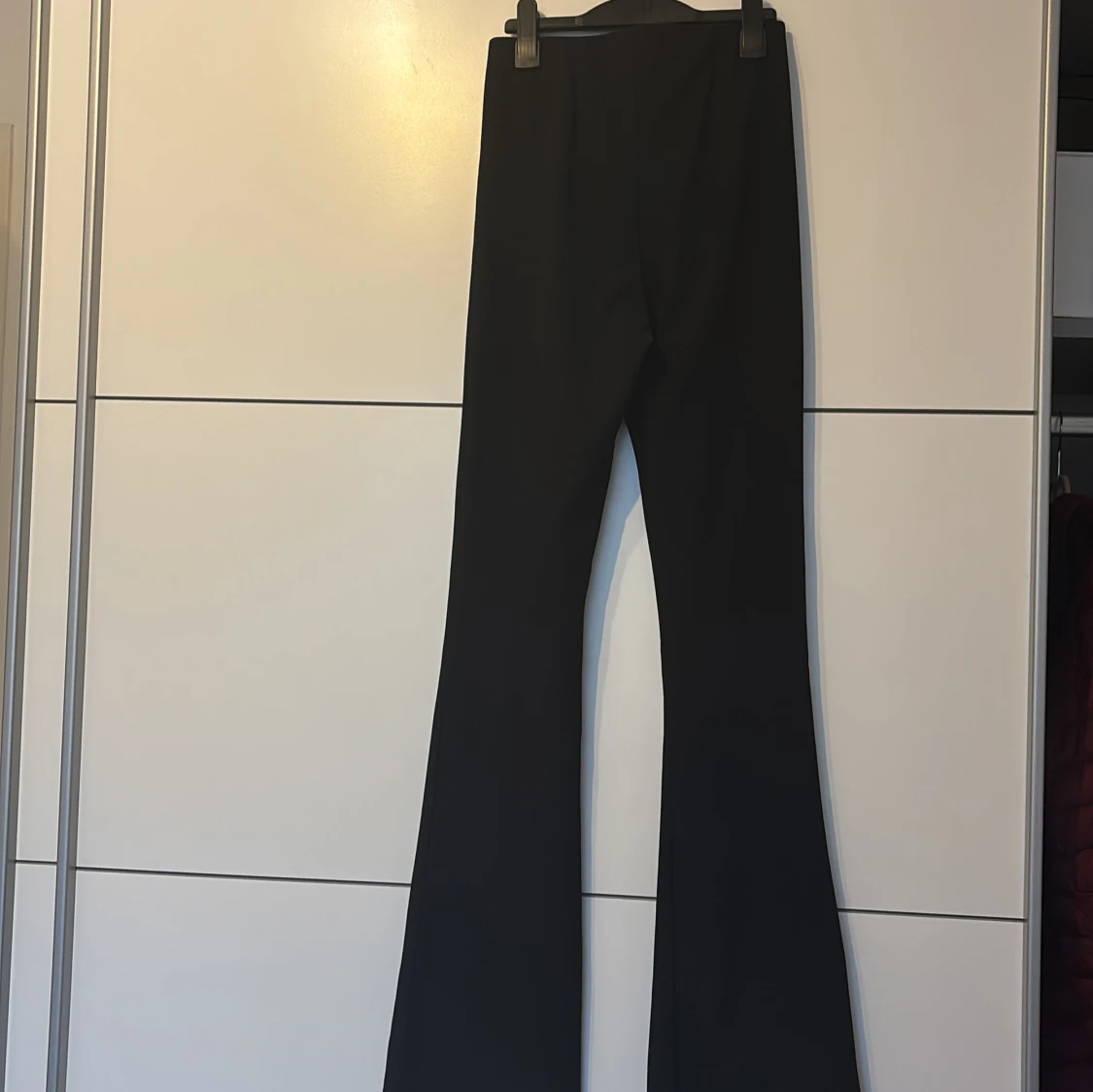 Svarta bootcut byxor från Cropp - 2