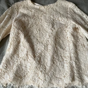 Spetsblus i ljus beige från Y.A.S - Jättefin topp från YAS, knappt använd. Pris kan diskuteras.