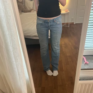 Blå jeans från 157, straight fit - Säljer ett par klassiska blå jeans från 157 med rak passform och låg midja.Perfekta för dig som gillar en enkel och tidlös stil. Pris kan såklart diskuteras 💕