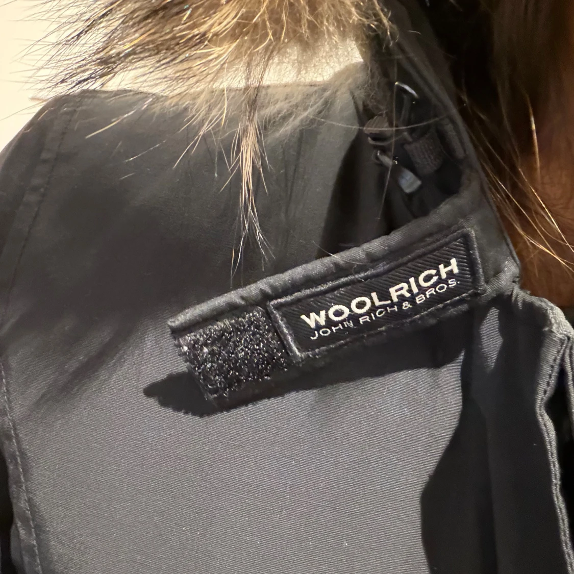 Svart dunjacka från Woolrich med päls - 3