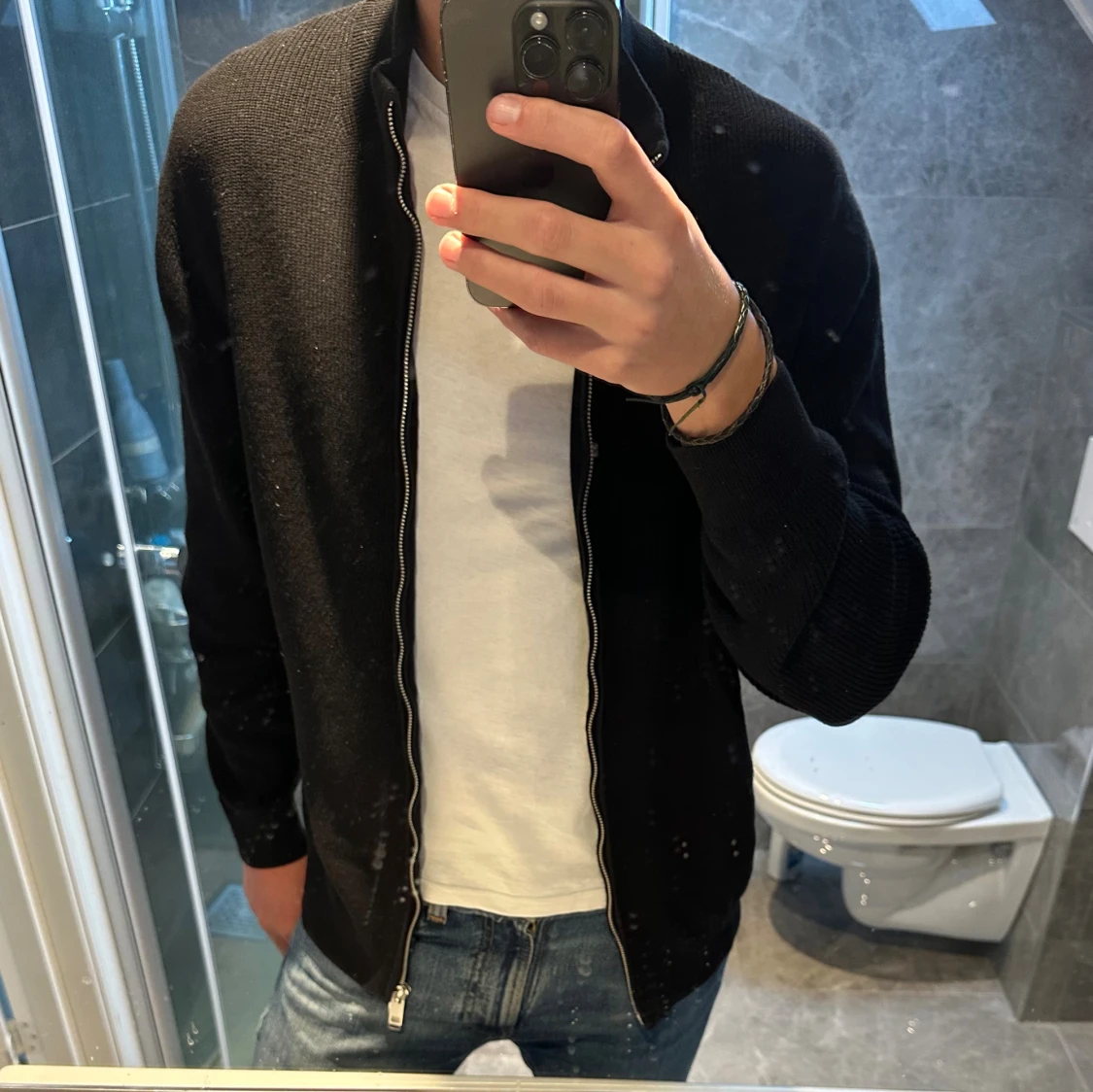 Svart stickad kofta med dragkedja - 1