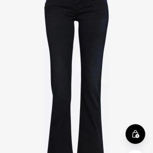 Svarta jeans från LTB - Säljer dessa populära ltb jeans, de är i färgen nattblå. Säljer därför att de börjar bli för korta💗W24 L32