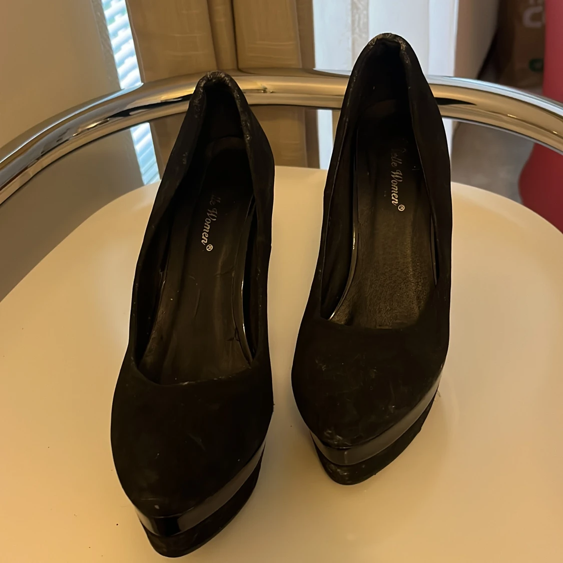 Svarta pumps med hög klack och platå - 1