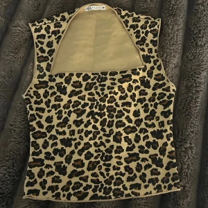 Zara top - Top från Zara med leopardmönster, säljs då jag köpte fel storlek, säljs inte längre 