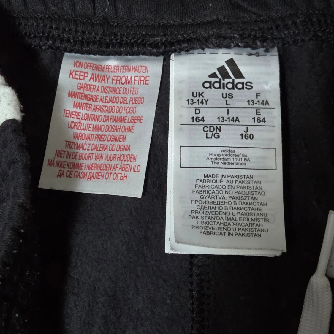 Svarta Adidas mjukisbyxor med vita detaljer - 2