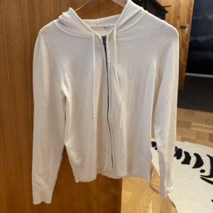 Vit kofta med dragkedja från 157 - Aldrig använd men gick inte att lämna tillbaka då jag drog av lappen. Jag säljer för 100kr + frakt som kunden betalar, pris kan diskuteras 