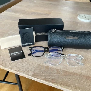 Genomskinliga chrome glasögon  - Genomskinliga chrome glasögon med tillbehör OBS! Endast dom genomskinliga följer med, box och alla tillbehör också