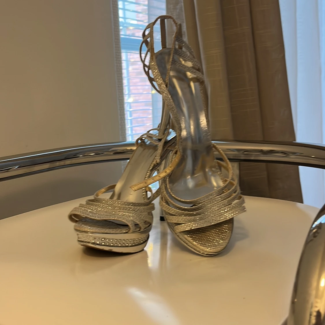 Glittriga silverfärgade höga sandaler