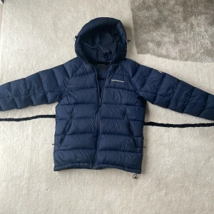 Peak Performance Jacka - En jacka ifrån Peak Performance som håller värmen perfekt inför kommande vinter! | Storlek: S - Skick: 8/10 - nypris: 4199kr - Mitt pris: 1999kr!