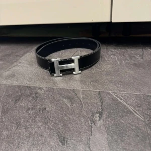 Svart h-ermes bälte med H-spänne - Svart h-rrmes helt ny, 110cm