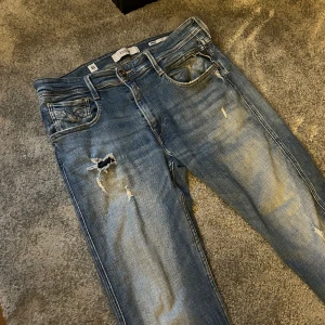 Replay jeans - Säljer dessa replay jeans med riktigt feta slitningar, väldigt bra skick utan defekter🙌🏻