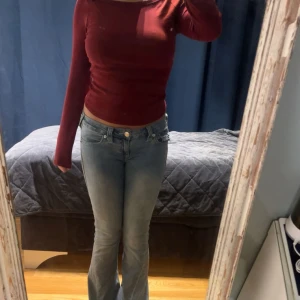 Röd långärmad topp från Zara - Säljer en enkel och stilren röd långärmad topp från Zara. Modellen är figurnära med rund halsringning och tillverkad i mjuk bomull. Perfekt att matcha med jeans eller kjol för en clean look. Knappt använd!