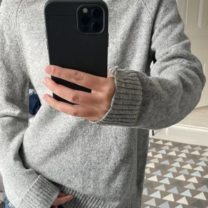 Grå stickad tröja från Levi's - Säljer en grå stickad tröja från Levi's i storlek M, men som passar mig i storlek S☺️