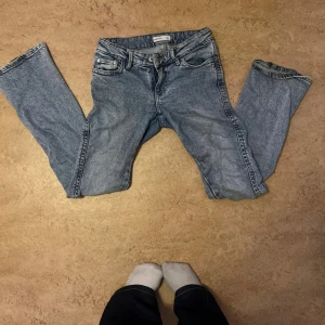 Perfect Jeans från Gina Tricot, blå - Snygga blå jeans från Gina Tricot, modell Perfect Jeans. Klassisk femficksdesign med dragkedja och knapp framtill. 