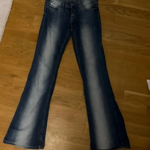 Bootcut jeans från Cheap Monday, blå - Säljer dessa super snygga Cheap Monday Jeans från Weekday! Storlek 28/32. Jeansen är i bra skick förutom en förslitning skada på ena änden av benet pga att jeans varit lite för långa💕