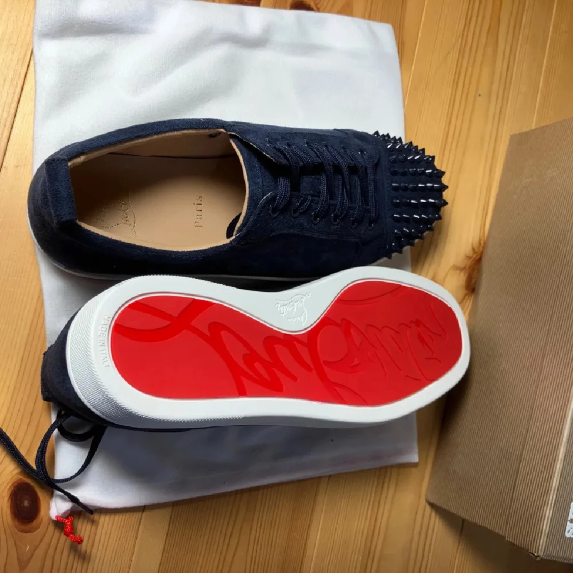 Christian Louboutin sneakers med nitar