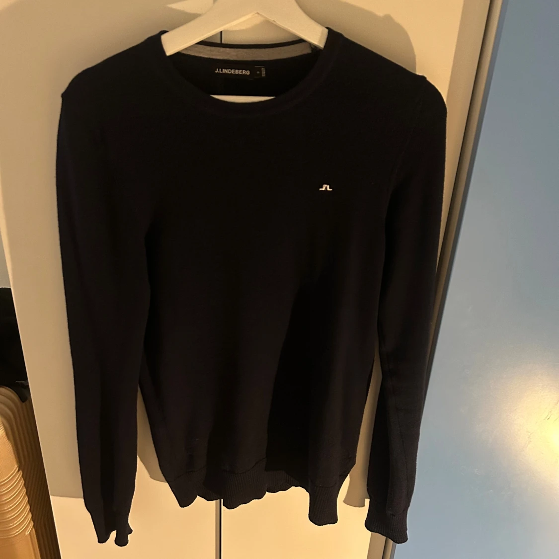 Mörkblå stickad tröja från J.Lindeberg - 1