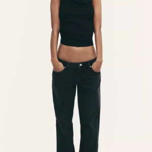 Svarta wide jeans med låg midja - Säljer ett par svarta/mörkgråa jeans från Zara som är lowaist och wide💗 Storleken är 32 och de är endast använda en gång❤️ Kontakta gärna vid prisförslag eller frågor!🥰