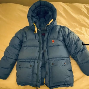 fjällräven jacka - säljer den här fjällräven jackan då den inte passar mig❣️lånade bilder!
