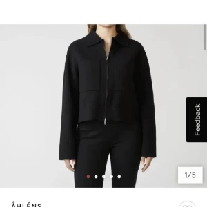 Svart cardigan jacka från Åhléns - Stilren svart cardigan jacka från Åhléns med rak passform, två stora bröstfickor och dragkedja framtill. Använd få tal gånger och är i nytt skick säljer då den inte har använts på ett tag. Passar även bra som S också🥰
