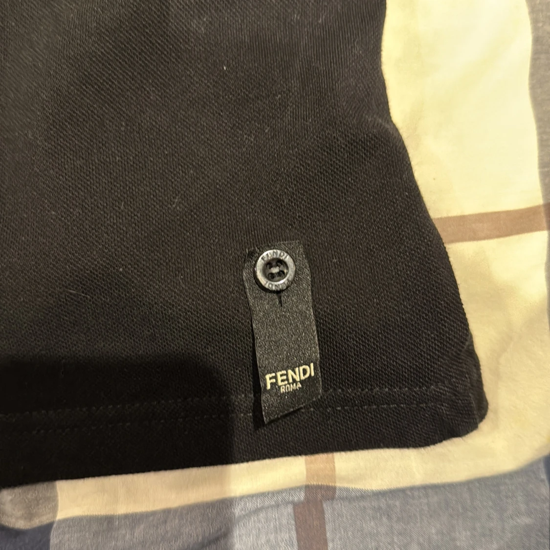 Svart Fendi piké med logga på kragen - 2