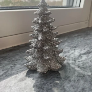 Fin silverglittrig gran - Bilderna visar en dekorativ julgran i silverglitter, väldigt fin 