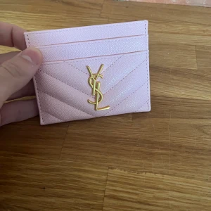YSL plånbok - Yves saint Laurent plånboks korthållare. Aldrig använd. Skickas snabbt!