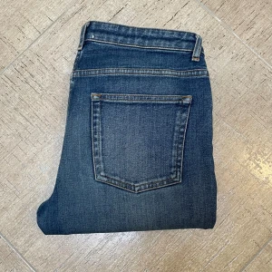 Acne Studios Jeans  - Ett par väldigt snygga blåa Acne Studios jeans, med en perfekt wash. Jeansen är i storlek 27/32 men är mer som 28-29/32. Dessutom är jeansen i nyskick! Meddela gärna oss om du har några frågor och priset kan sänkas vid snabb affär! 