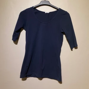 Filippa K tröja  - Säljer denna tröja från Filippa K i storlek XS. Dessvärre så har den ådragit två små hål på varsin sida längst ner, syns inte - men de existerar. Materialet är bomull och elastan och tröjan finns att hämta i centrala Göteborg. Kan skickas och samfraktar gärna med övriga varor som ligger ute.