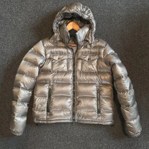 Herno vinterjacka - Otroligt fin vinterjacka ifrån Herno. Mycket bra skick utan större defekter. Passar dig som bär storlek S-M👌