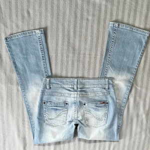Vintage ljusblå only jeans - Ljusblå bootcut jeans från only, strl S // W28 L30 // midja 37cm tvärsöver, innerbenslängd 76cm