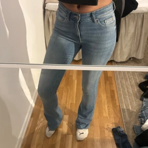 Ljusblå bootcut jeans från only - Säljer ett par ljusblå only jeans med bootcut passform och låg midja. Klassisk femficksdesign, dragkedja och knapp framtill. Jeansen är tillverkade i mjukt denim och har en snygg, smickrande siluett som passar perfekt till sneakers eller boots.