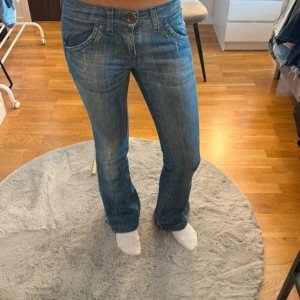 Lågmidjade bootcut jeans  - Lågmidjade jeans som jag sytt om till bootcut, inte helt perfekt, från miss sixty storlek 24, midjemått 36 innerbenslänjden 80