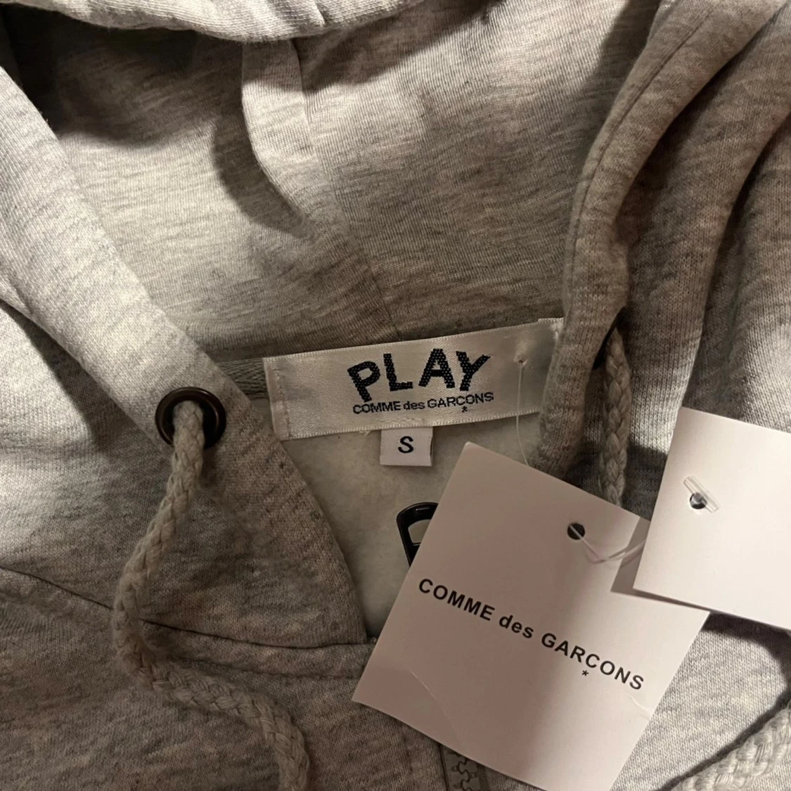 Grå Comme Des Garçons Play Zip Hoodie. - 3